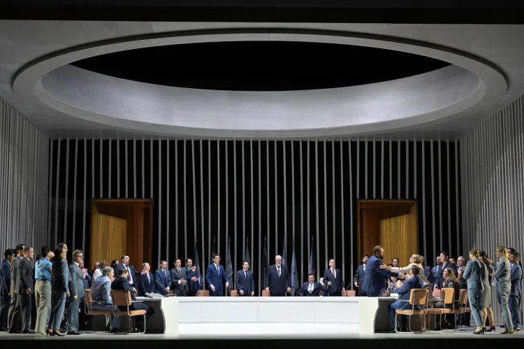 Premiere Oper Frankfurt, AJ Glueckert (Heurtal; rechts Hände schüttelnd, mit Bart) und Chor der Oper Frankfurt) | © Foto: Barbara Aumüller