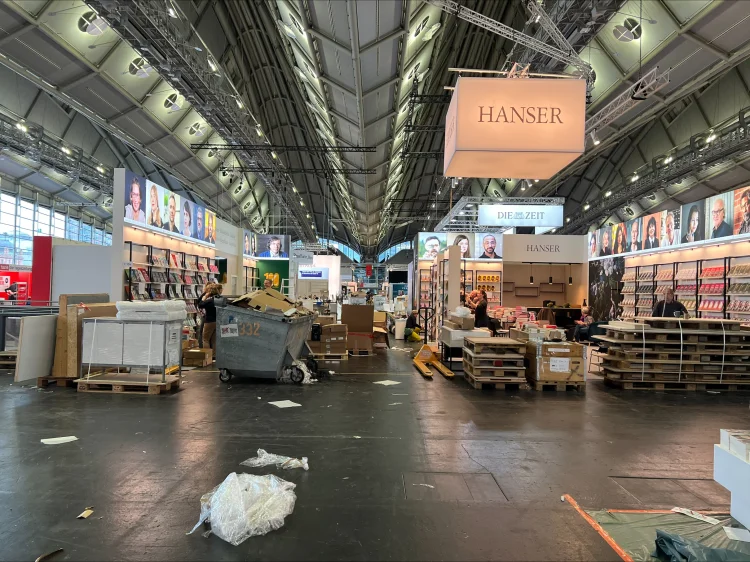 Hinter den Kulissen (Buchmesse Frankfurt 2024) | © Foto: Liam Grunsky