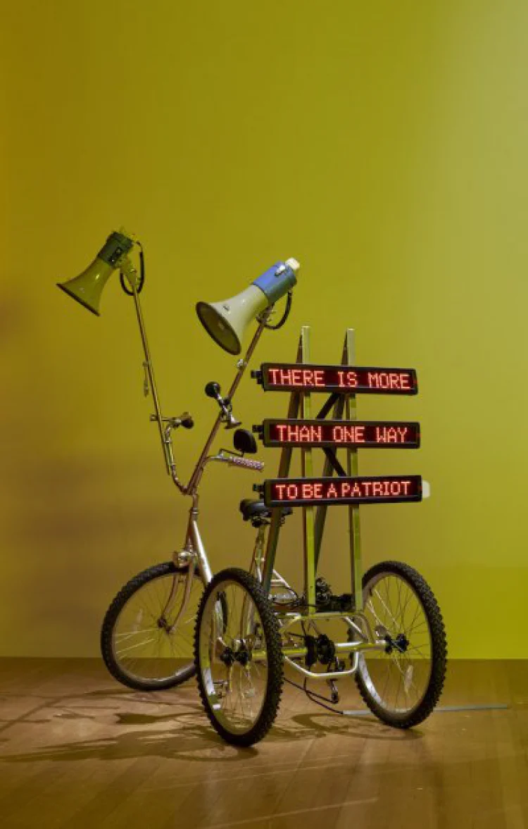 Marinella Senatore, Protest Bike, 2018, Installationsansicht „Power to the People. Politische Kunst jetzt“ | © Foto: Schirn Kunsthalle Frankfurt 2018, Foto: Norbert Miguletz