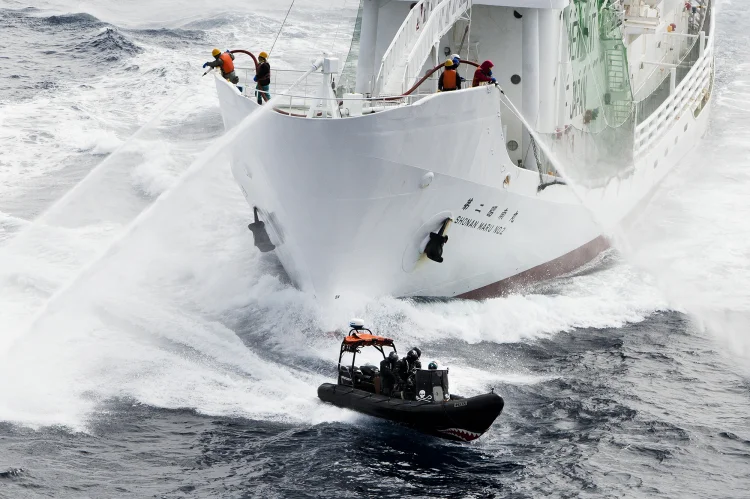 Shonan Maru No. 2 schiesst mit Wasserwerfern auf Sea Shepherd Crew | © Foto: Sea Shepherd Conservation Society