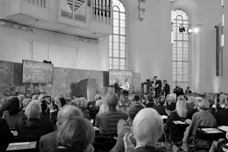 Auf dem Foto: Karl Schlögel (links) und Karin Schmidt-Friedrichs (Vorsteherin des Börsenvereins des Deutschen Buchhandels und Verlegerin) in der Paulskirche bei der Preisverleihung am 19. Oktober 2025 | © Foto: Jürgen Bauer