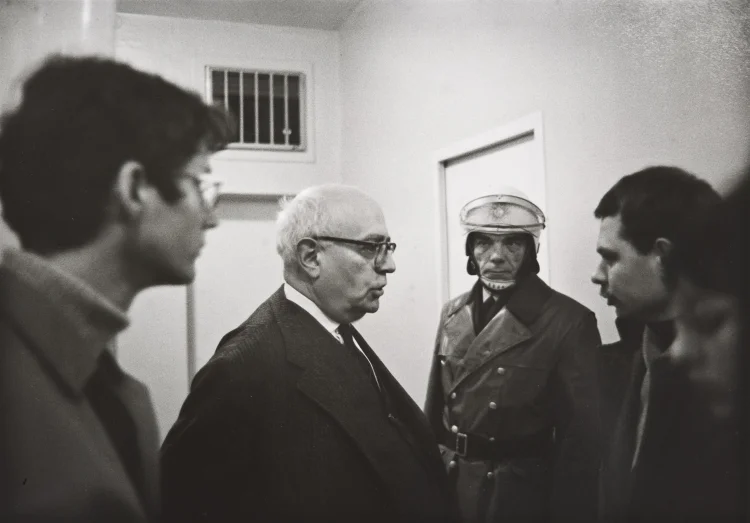 Theodor W. Adorno mit Polizisten im Institut für Sozialforschung | © Foto: Barbara Klemm, HMF