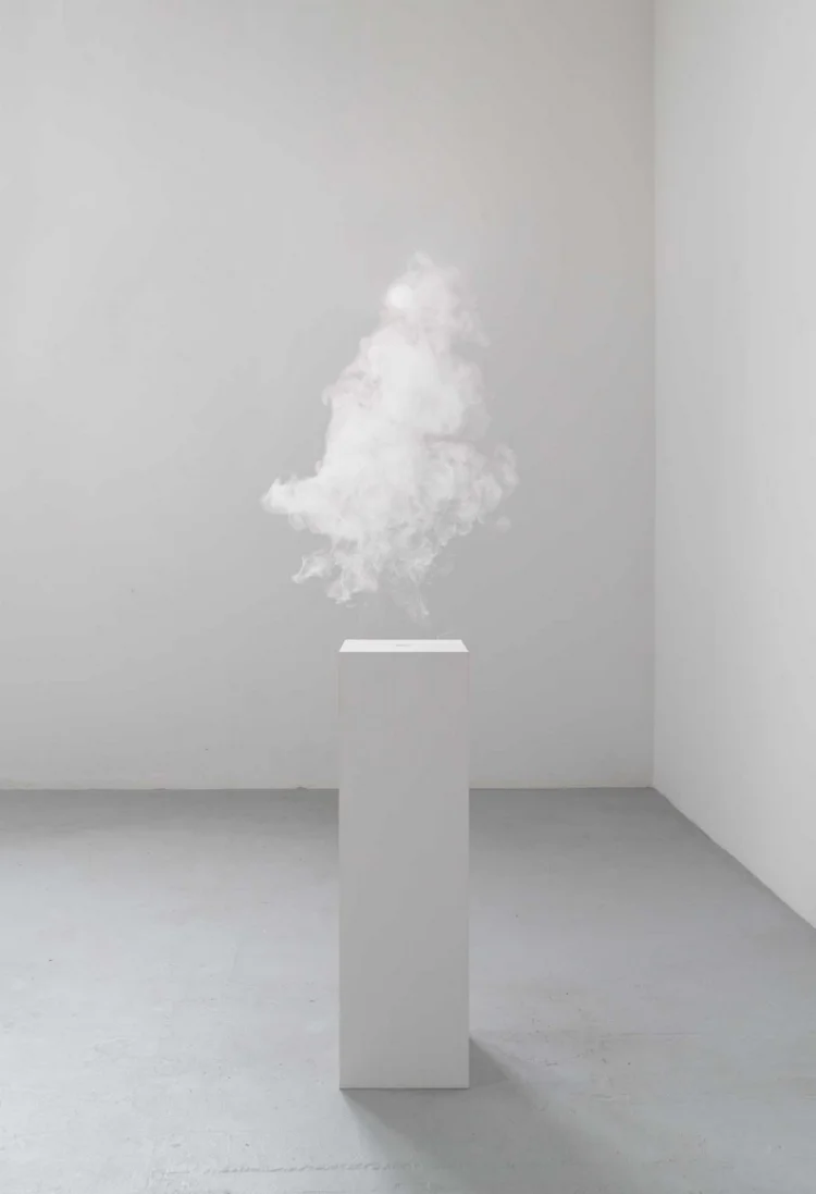 Lyoudmila Milanova / Steffi Lindner, The Sky Eludes All Attempts At Planning, 2017, kinetische Skulptur (Nebelmaschine, Nebelfluid, Elektronik, Motor, Holzsockel), 120 x 35 x 35 cm | © Foto: Lyoudmila Milanova / Steffi Lindner